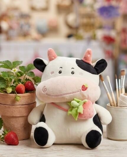 🐮 دمية البقرة اللطيفة بحقيبة الفراولة (Strawberry Cow Plush)
